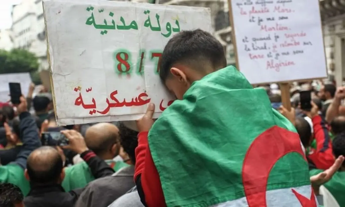  تظاهرات شبانه میلیون‌ها نفر از مردم الجزایر در مخالفت با برگزاری انتخابات ریاست جمهوری