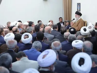 قائد الثورة: تم اتخاذ خطوة المحادثات ونفذت مراحلها الأولى بشكل جيد/ الخطوط الحمراء واضحة لنا وللطرف المقابل ويجب اتخاذ الخطوات القادمة بدقة