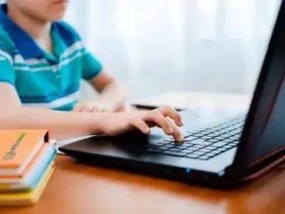 چه کار کنیم تا حواس کودک در کلاس آنلاین پرت نشود؟