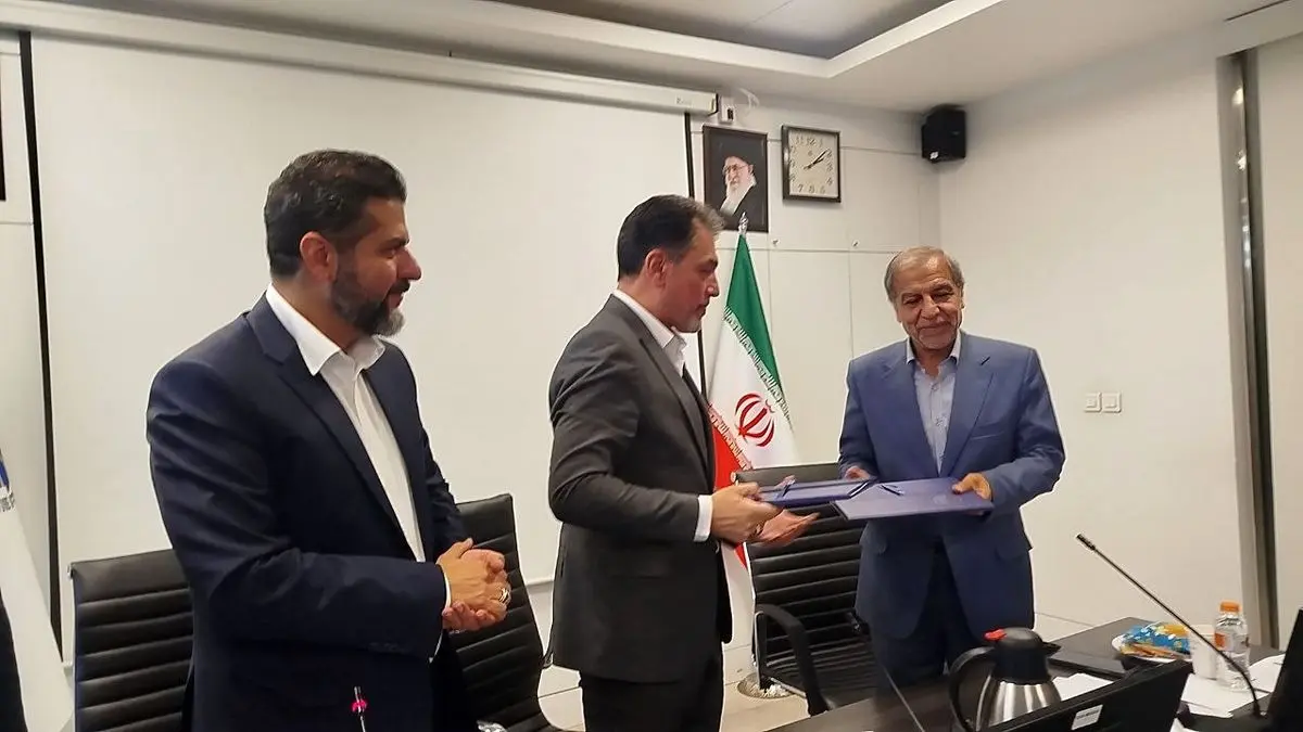 تفاهمنامه همکاری ملی و بین المللی اتاق بازرگانی ایران و کانون جهانگردی و اتومبیلرانی امضا شد