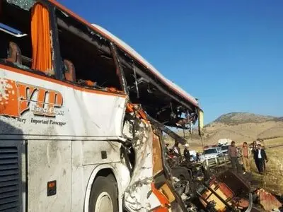 برخورد اتوبوس با کامیون در جاده کاشان- نطنز ۱۱ مصدوم داشت