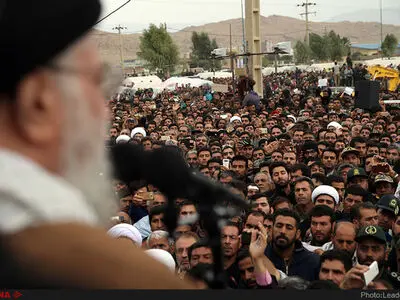 الامام الخامنئی یتفقد المناطق التی ضربها الزلزال