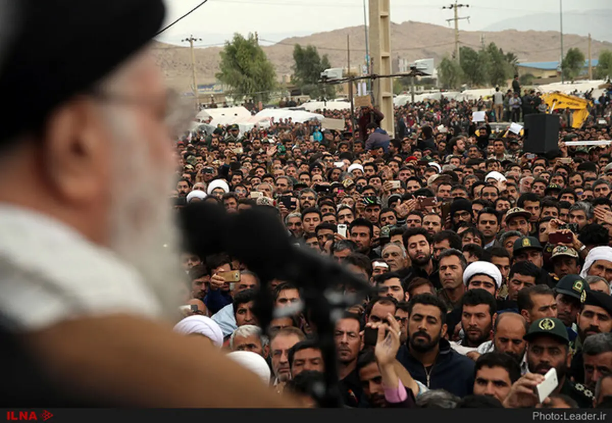الامام الخامنئی یتفقد المناطق التی ضربها الزلزال