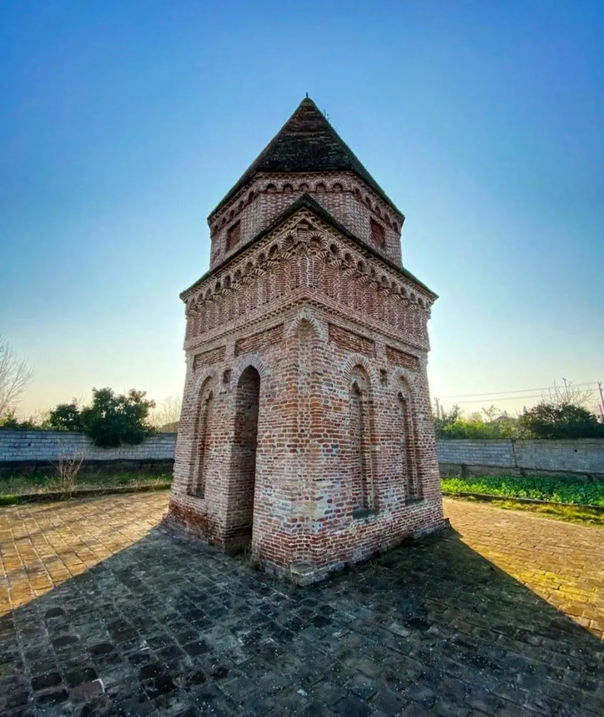 تخریب بدنه و دیواره های برج آرامگاه ایلخانی سرست مازندران / بیداد حفاران غیرمجاز در محوطه های ثبت ملی شده مازندران