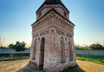 تخریب بدنه و دیواره های برج آرامگاه ایلخانی سرست مازندران / بیداد حفاران غیرمجاز در محوطه های ثبت ملی شده مازندران