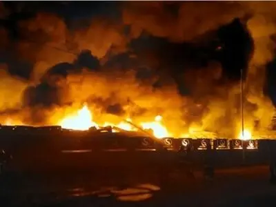 مهار آتش‌سوزی در واحد تولید پلیمری شهرک صنعتی آبادان / بررسی علت حادثه توسط کارشناسان