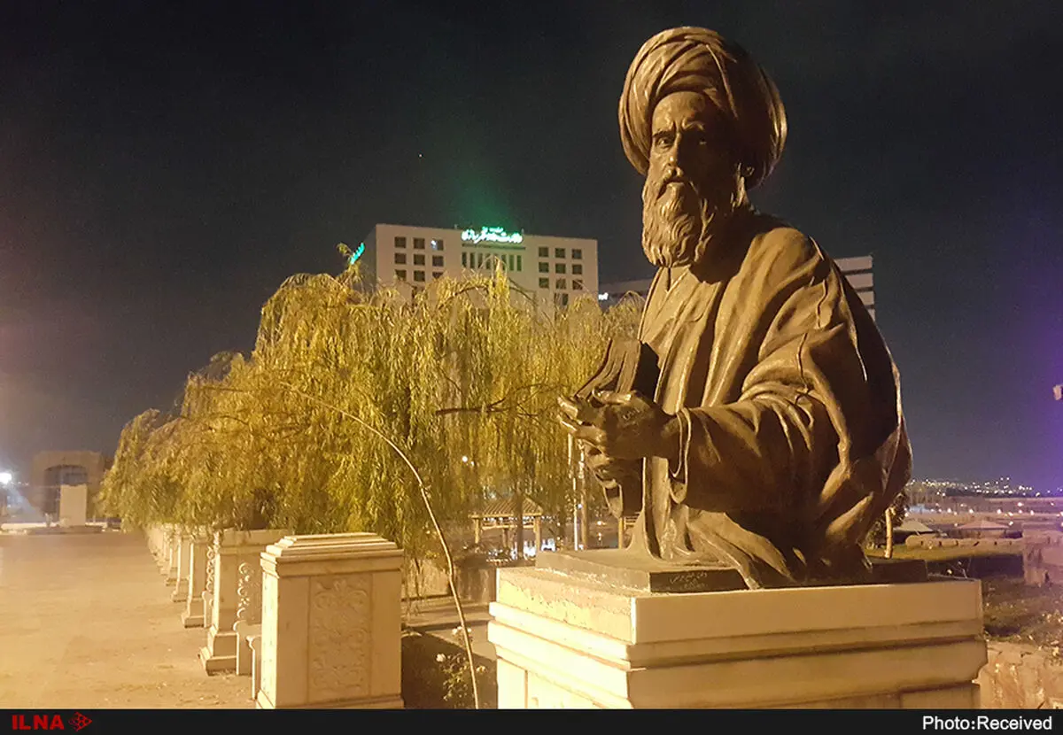 پایه‌هایی که بعد از ۵ سال در انتظار مجسمه‌های خویش هستند/میدانی خالی از مشاهیر