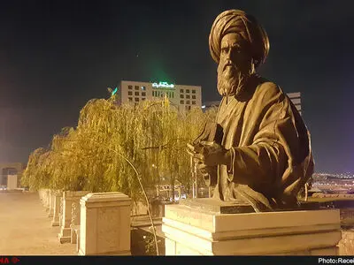 پایه‌هایی که بعد از ۵ سال در انتظار مجسمه‌های خویش هستند/میدانی خالی از مشاهیر