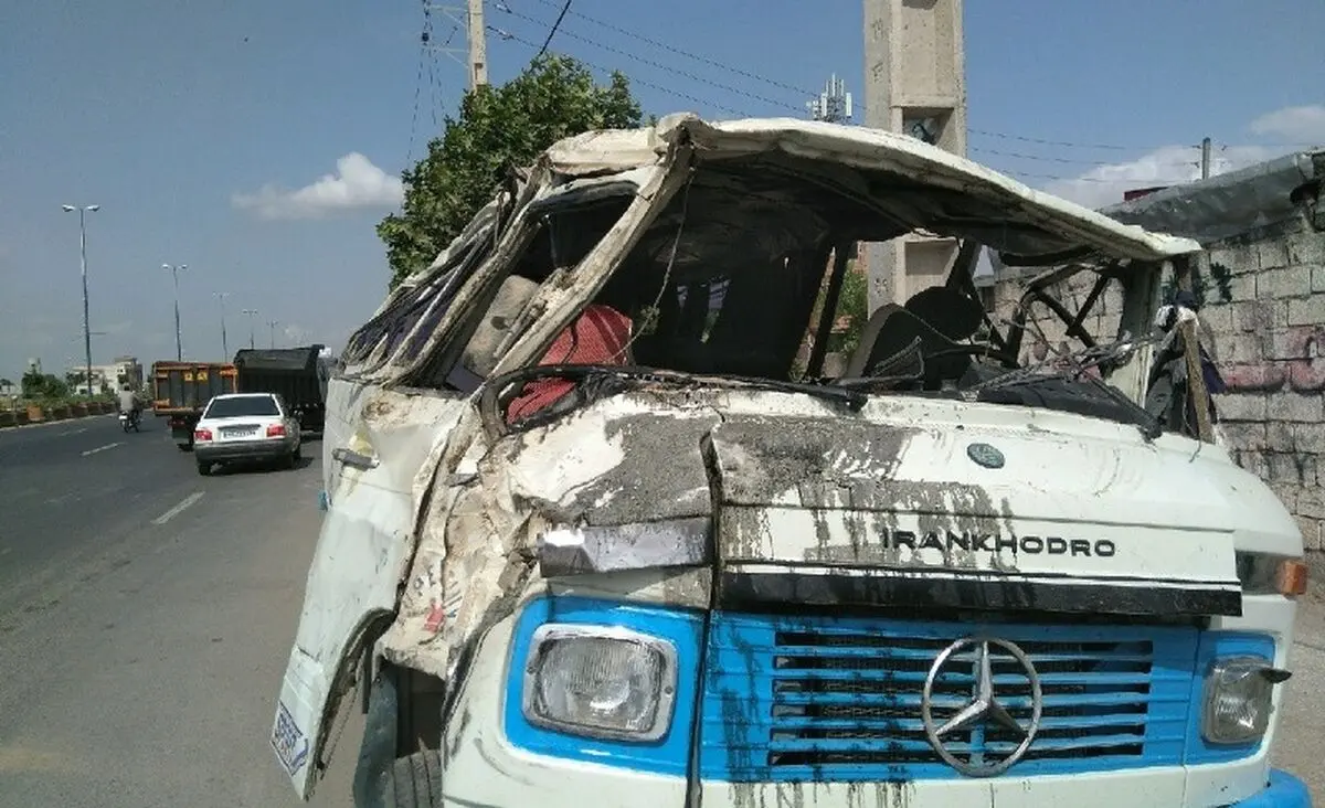مصدومیت 4 نفر بر اثر برخورد پژو با مینی بوس در قزوین 
