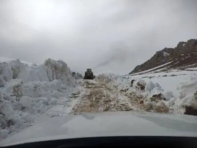 پس از تلاش بی‌وقفه راهداران چهارمحال و بختیاری؛ گردنه چری بازگشایی شد