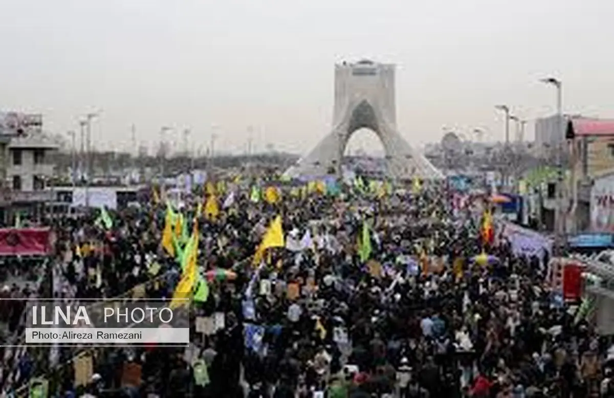 اجرای سرودهای انقلابی در میدان آزادی