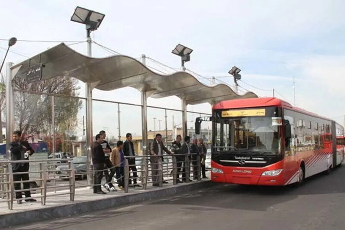 مشکلات کارگران شهرداری تبریز تمامی ندارد/ این بار ؛  15 ساعت کار بودن وقفه کارکنان ایستگاه های اتوبوس در فضای یک در یک متر 