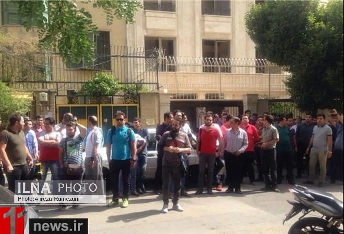 تجمع هواداران پرسپولیس مقابل درب فدراسیون