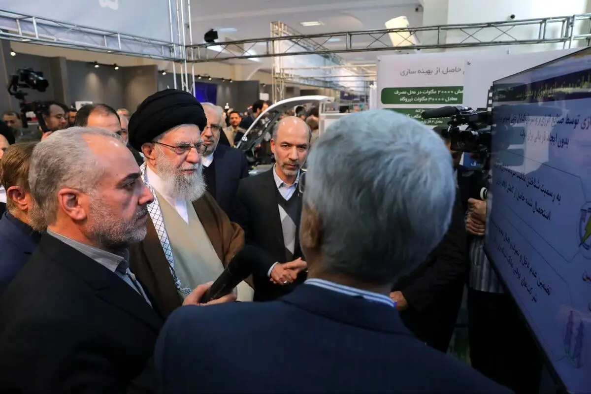 گفت‌وگوی رهبر انقلاب با تولیدکنندگان در نمایشگاه توانمندی‌های تولید داخل+فیلم