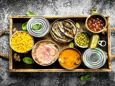 پس از مصرف غذاهای کنسروی چه اتفاقی در بدن رخ می دهد؟