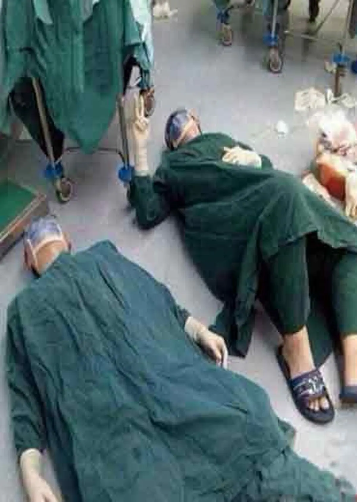 خستگی پس از جراحی 32 ساعته/عکس