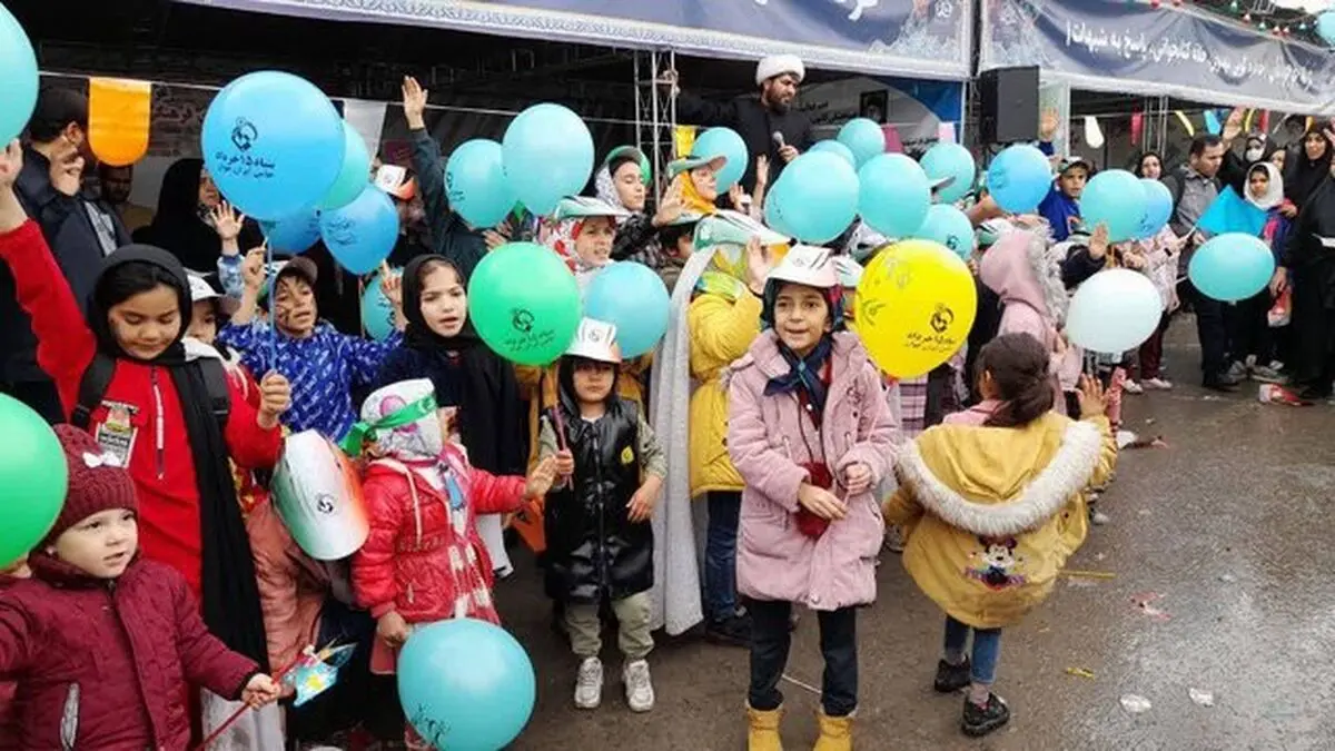 توزیع اقلام با رویکرد جوانی جمعیت به همت بنیاد ۱۵ خرداد
در راهپیمایی بزرگ مسجد جمکران 
