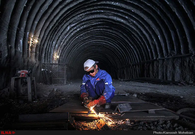 کارگران در حال کار در تونل شماره 14