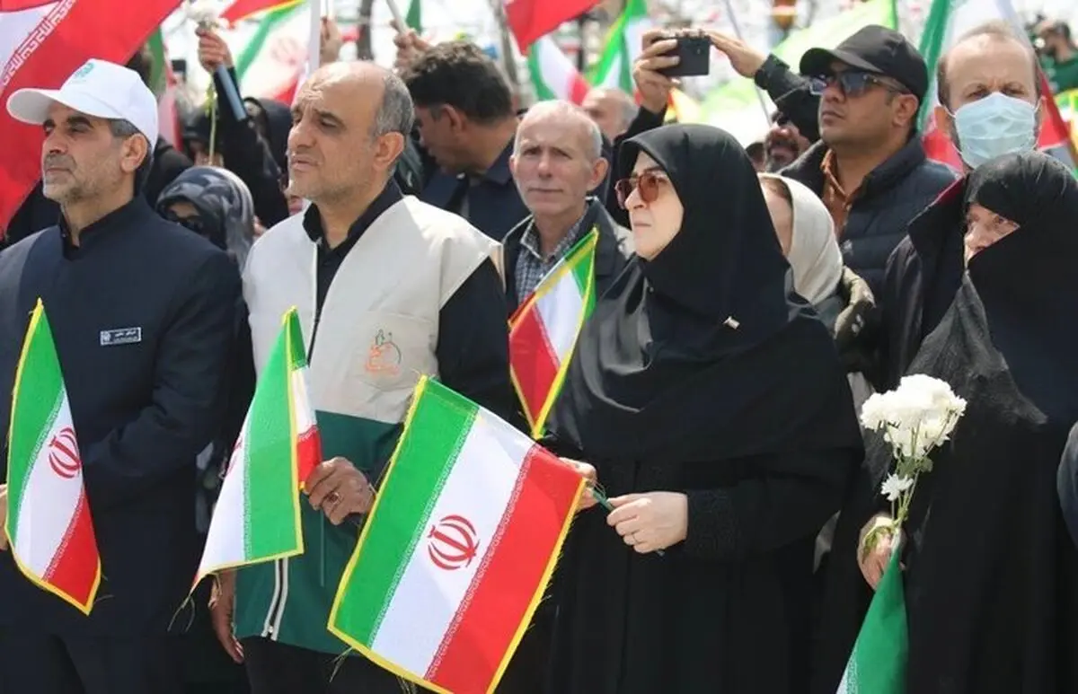 اهتزاز بزرگترین پرچم ایران در اجتماع مردم در ۱۲ فروردین

