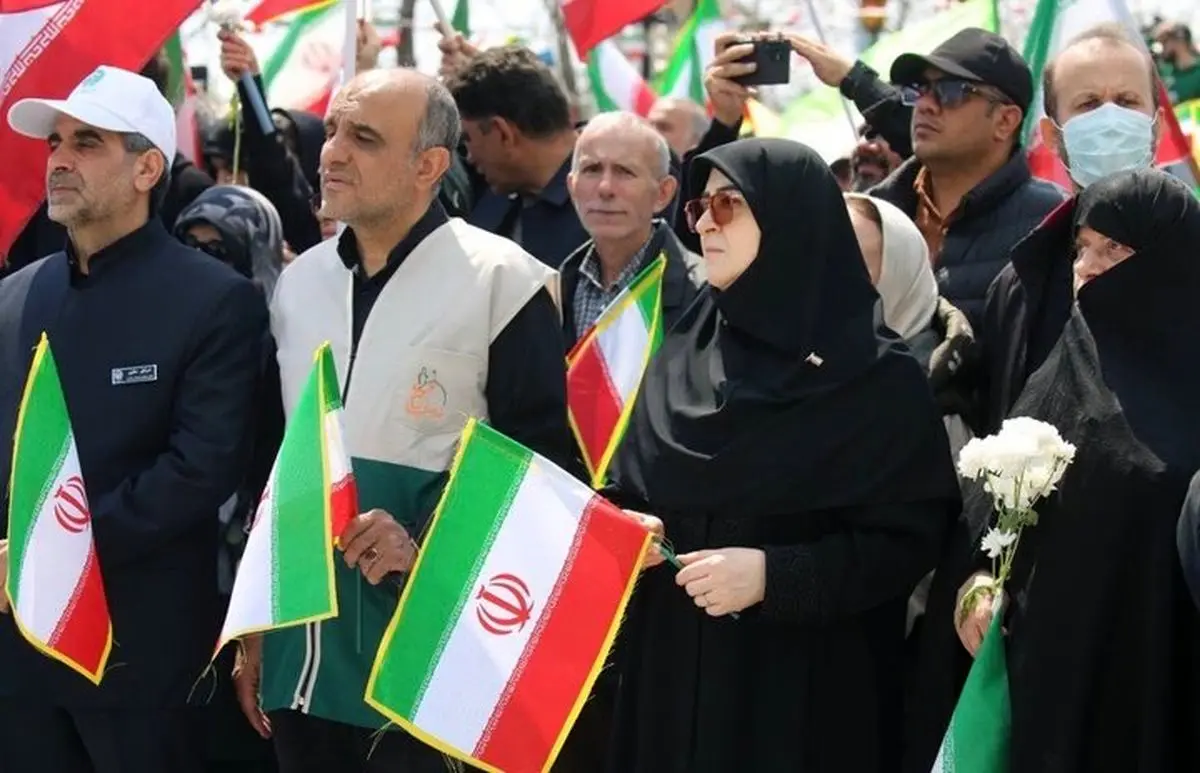 اهتزاز بزرگترین پرچم ایران در اجتماع مردم در ۱۲ فروردین
