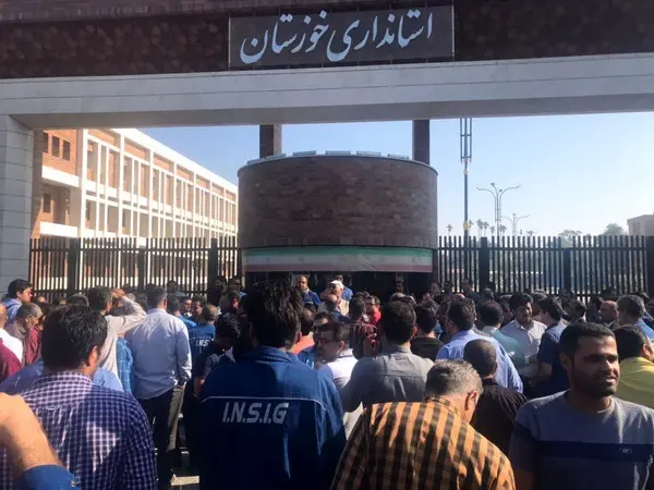 کارگران گروه ملی فولاد ایران به نشانه اعتراض راهپیمایی کردند 