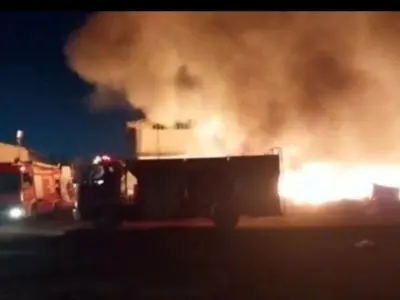 آتش‌سوزی کارخانه تولید ایزوگام نخجیروان مهار شد