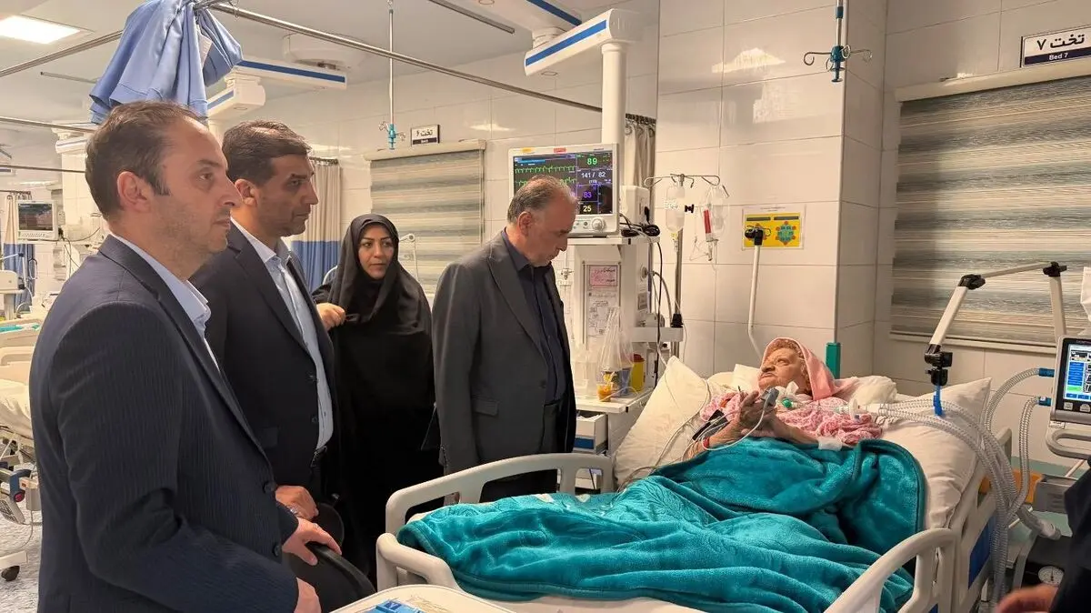 مدیران بیمه دی در قم از یک مادر شهید بستری در بیمارستان عیادت کردند
