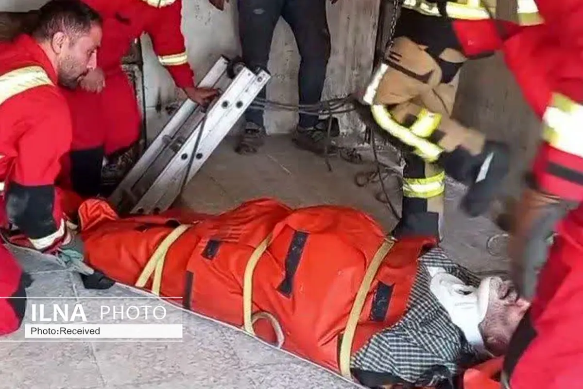 نجات پیرمرد مصدوم از زیرزمین مغازه توسط آتش‌نشانان قزوینی