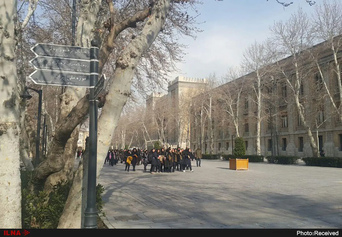 میدان مشق هنوز با حصارهای فلزی محصور شده است