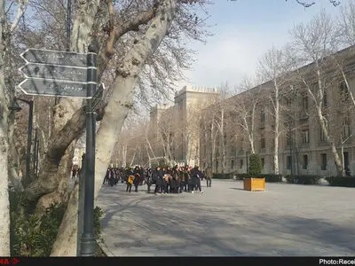 میدان مشق هنوز با حصارهای فلزی محصور شده است
