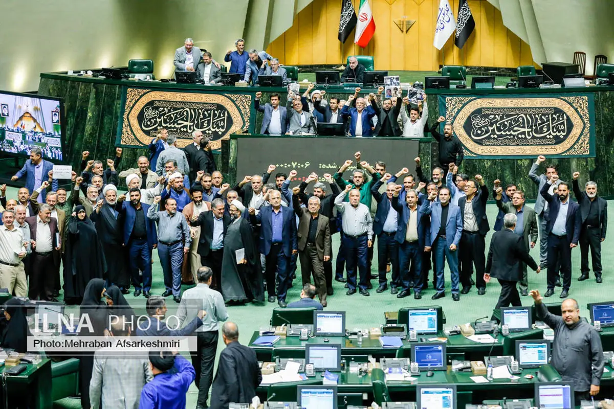 نمایندگان شعار «مردم با بصیرت، تشکر، تشکر» دادند