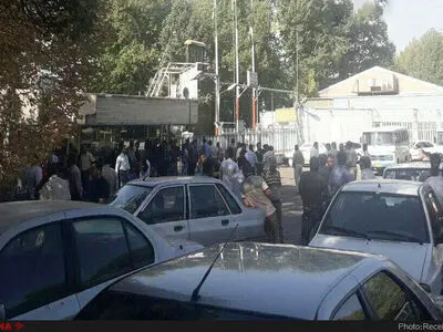 کارخانه تولی پرس با ۱۵۰ کارگر موقتا تعطیل شد/تجمع کارگران مقابل در ورودی 