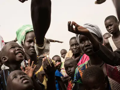 "أم طبخت ترابا وفتیات انتحرن".. مسؤول أممي یکشف النقاب عن مآس في مناطق بالسودان