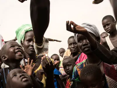 "أم طبخت ترابا وفتیات انتحرن".. مسؤول أممي یکشف النقاب عن مآس في مناطق بالسودان