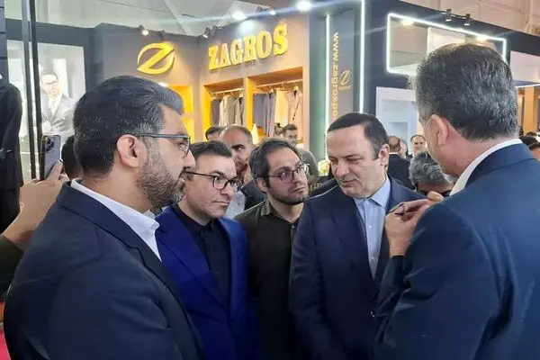 بازدید دبیر شورای عالی مناطق آزاد از غرفه منطقه آزاد اروند و تاکید بر توسعه صادرات
