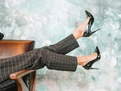 در این شهر برای پوشیدن کفش پاشنه بلند باید مجوز بگیرید!