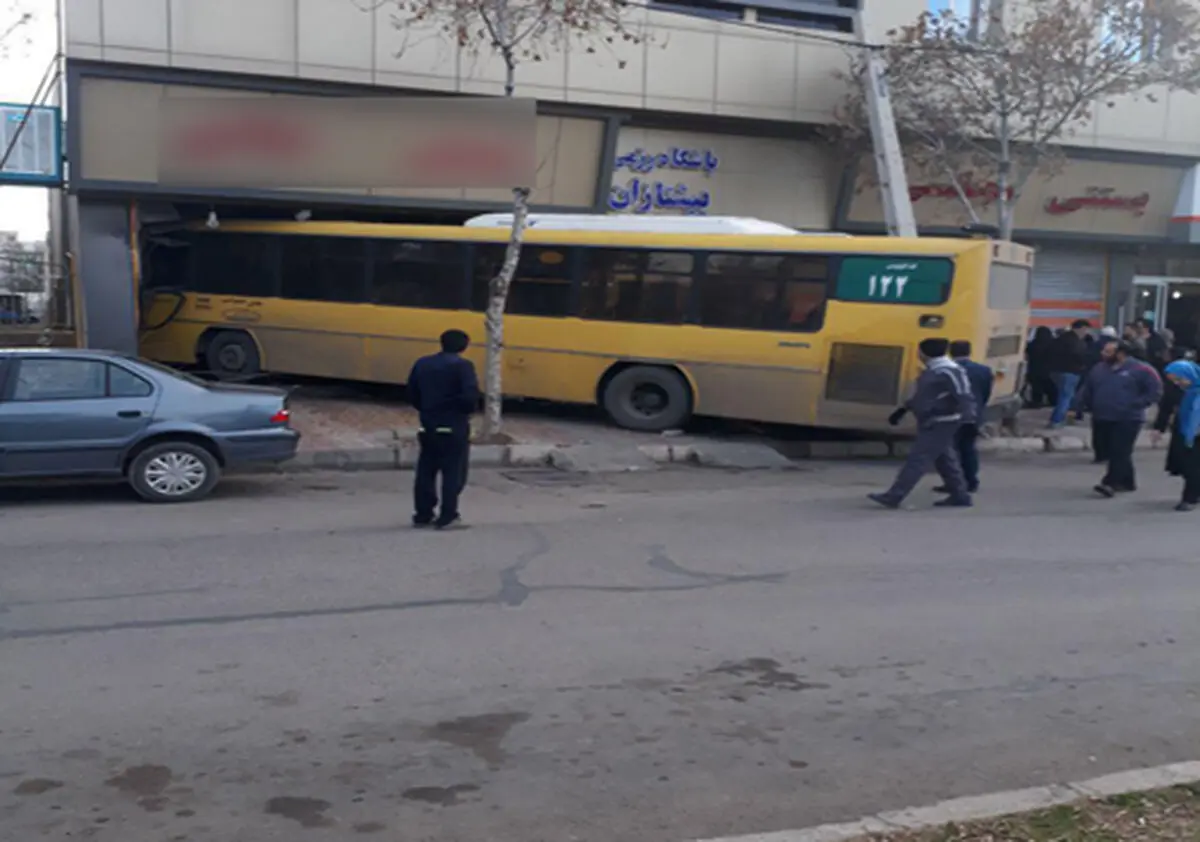 3 مصدوم در  برخورد اتوبوس با یک قنادی در شهرک مینودر 