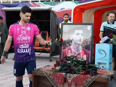 ادای احترام بازیکنان چادرملو و آلومینیوم به صابر کاظمی