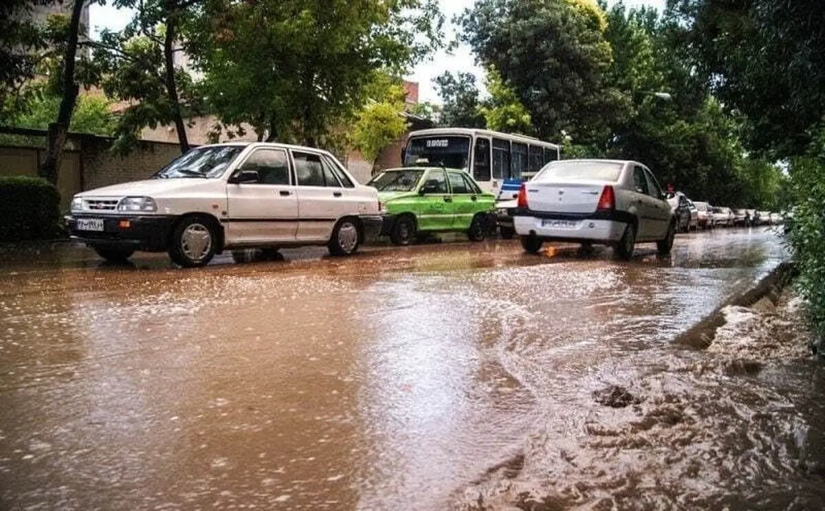 گشت‌زنی نیروهای خدمات شهری مناطق۲۲ گانه در پی بارش‌ها