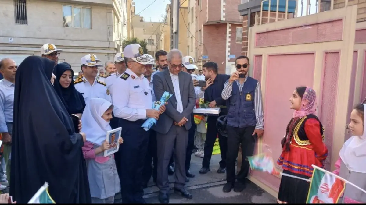 استقبال متفاوت پلیس راهور از آغاز سال تحصیلی/ فرزند شهید راهور در کنار سردار حسینی راهی مدرسه شد