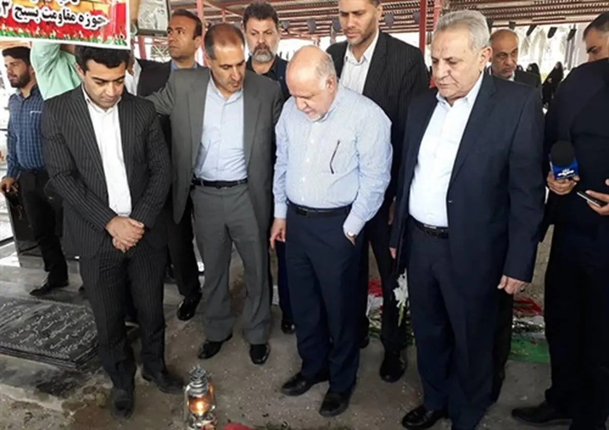 وزیر نفت به شهدای حادثه اخیر تروریستی اهواز ادای احترام کرد