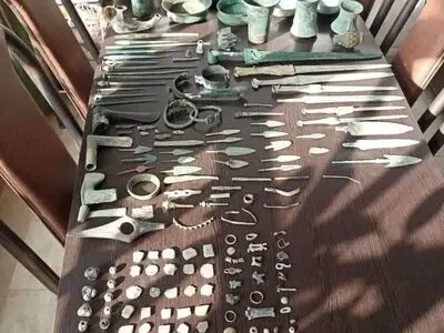 کشف ١٥٩ قلم شیء نفیس تاریخی متعلق به هزاره اول قبل از میلاد در بیجار کردستان/ ٣ متهم غیربومی بازداشت شدند
