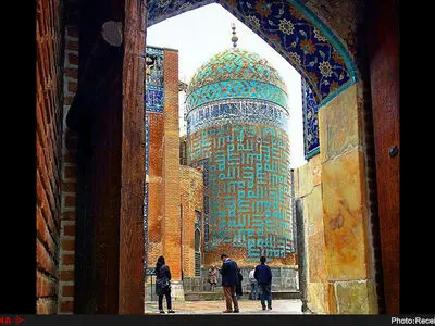 بعد از ۷۰ سال کاشی‌های سردر شیخ‌ صفی‌ به جای خود بازمی‌گردد/ اجازه بستن درها به روی بازدیدکنندگان را نداریم/ مرمتگران در میراث جهانی کسب تجربه می‌کنند و می‌روند