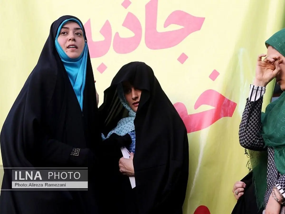عکس/ الهام چرخنده به ماسبت روز عفاف و حجاب چادر هدیه داد