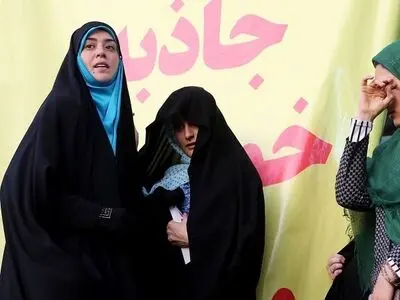 عکس/ الهام چرخنده به ماسبت روز عفاف و حجاب چادر هدیه داد