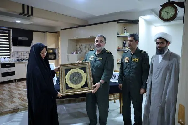 دیدار فرمانده نیروی هوایی ارتش با خانواده سرتیپ دوم خلبان شهید حمیدرضا رنجبر