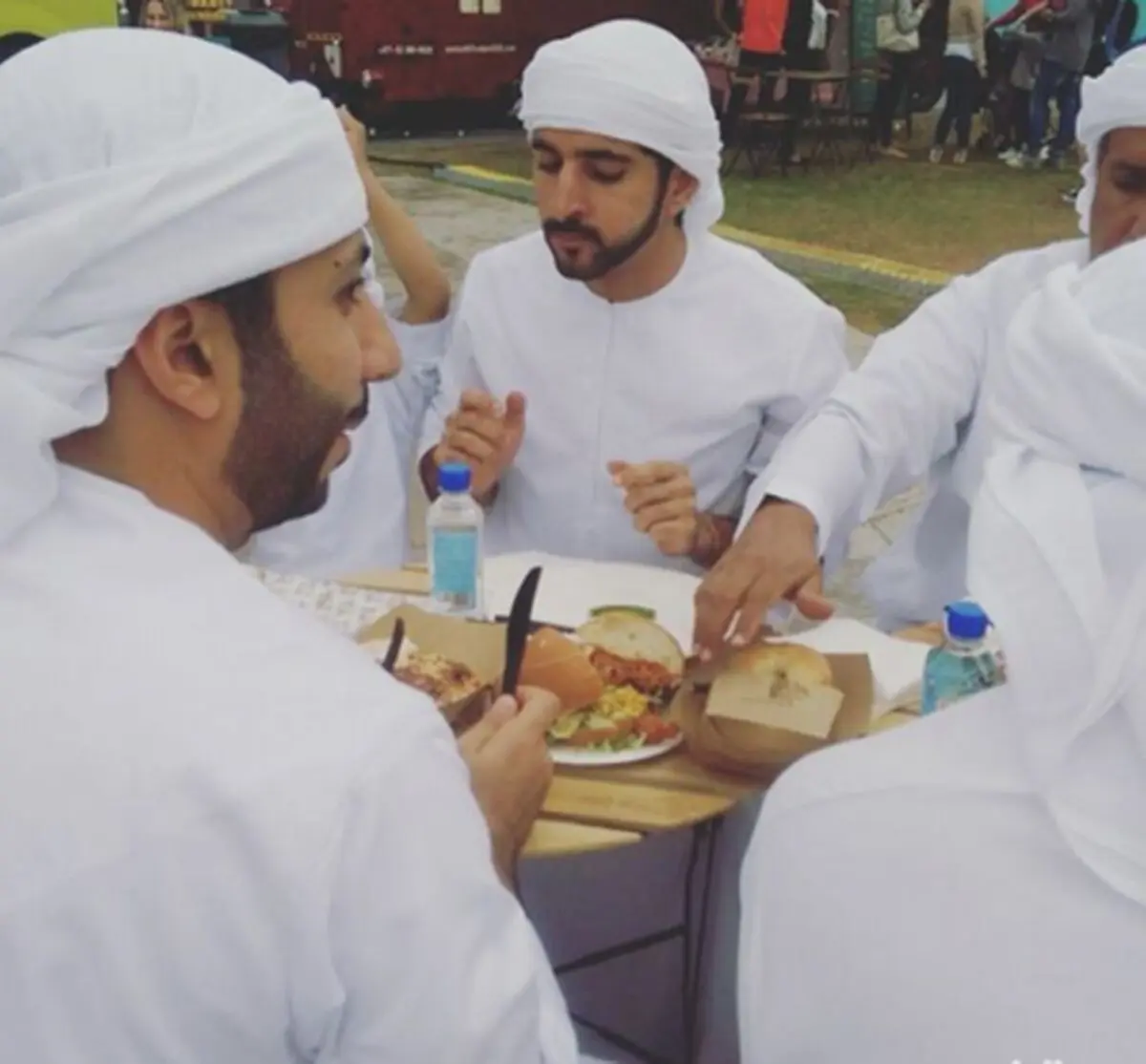 پسر حاکم دبی و همبرگر طلای او(عکس)