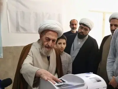 آیت الله سبحانی آراء خود را به صندوق انداخت