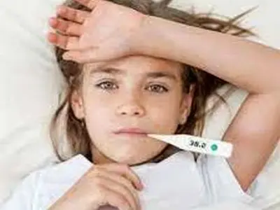 چگونه تب کودک را با آب نمک پایین بیاوریم؟