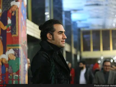 خوانندگی و بازیگری رضا یزدانی در نمایش «عاشقانه‌های خیابان»